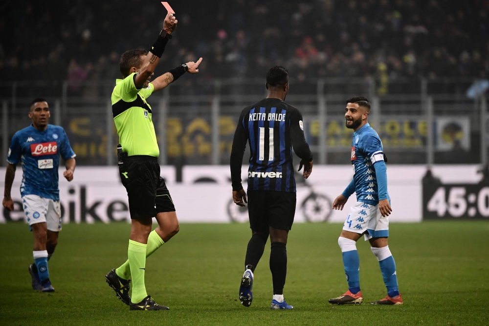 Italian referee Paolo Mazzoleni (2ndL) gives a red card to Napoli's Italian forward Lorenzo Insigne (R) in the last minute of the Italian Serie A football match Inter Milan vs Napoli on December 26, 2018 at the San Siro stadium in Milan. / AFP / Marco BER