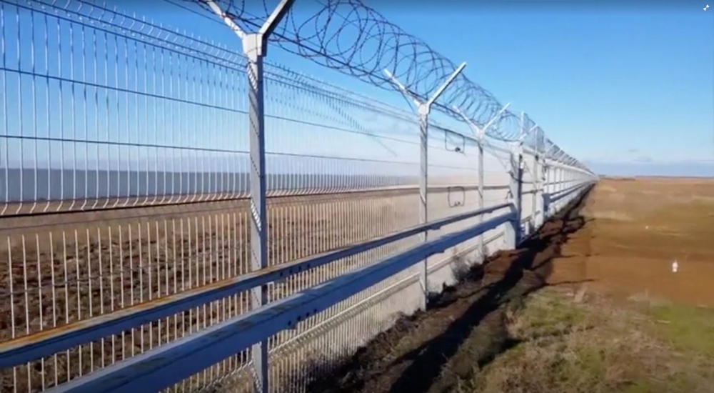 A still image taken from a video footage shows a 60-kilometre fence separating Crimea peninsula from continental Ukraine in Armyansk region, Crimea, December 28, 2018. MILLET TV/REUTERS