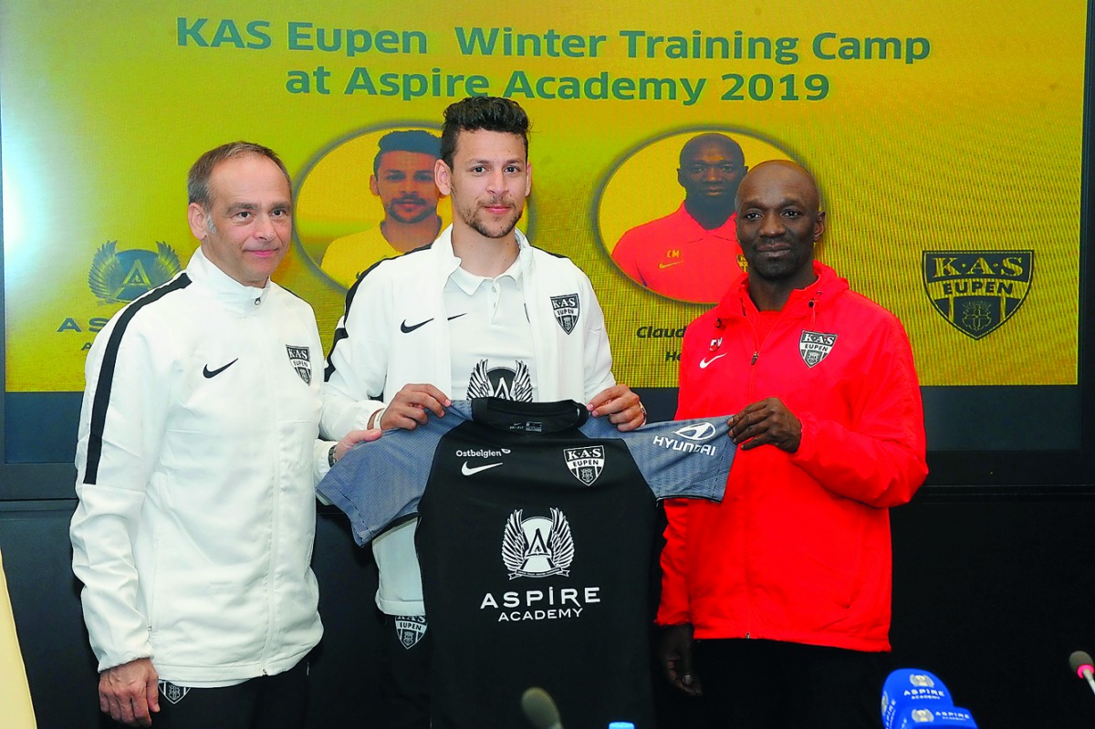 Youssef Msakni (centre) poses with KAS Eupen coach Claude Makelele (right) and a club official at Aspire Academy in Doha, yesterday.    