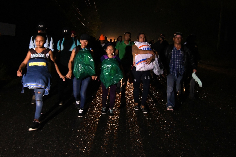 Honduran migrants, part of the second caravan to the United States, leave San Pedro Sula, 180 km north of Tegucigalpa, on January 14, 2019. AFP / ORLANDO SIERRA
