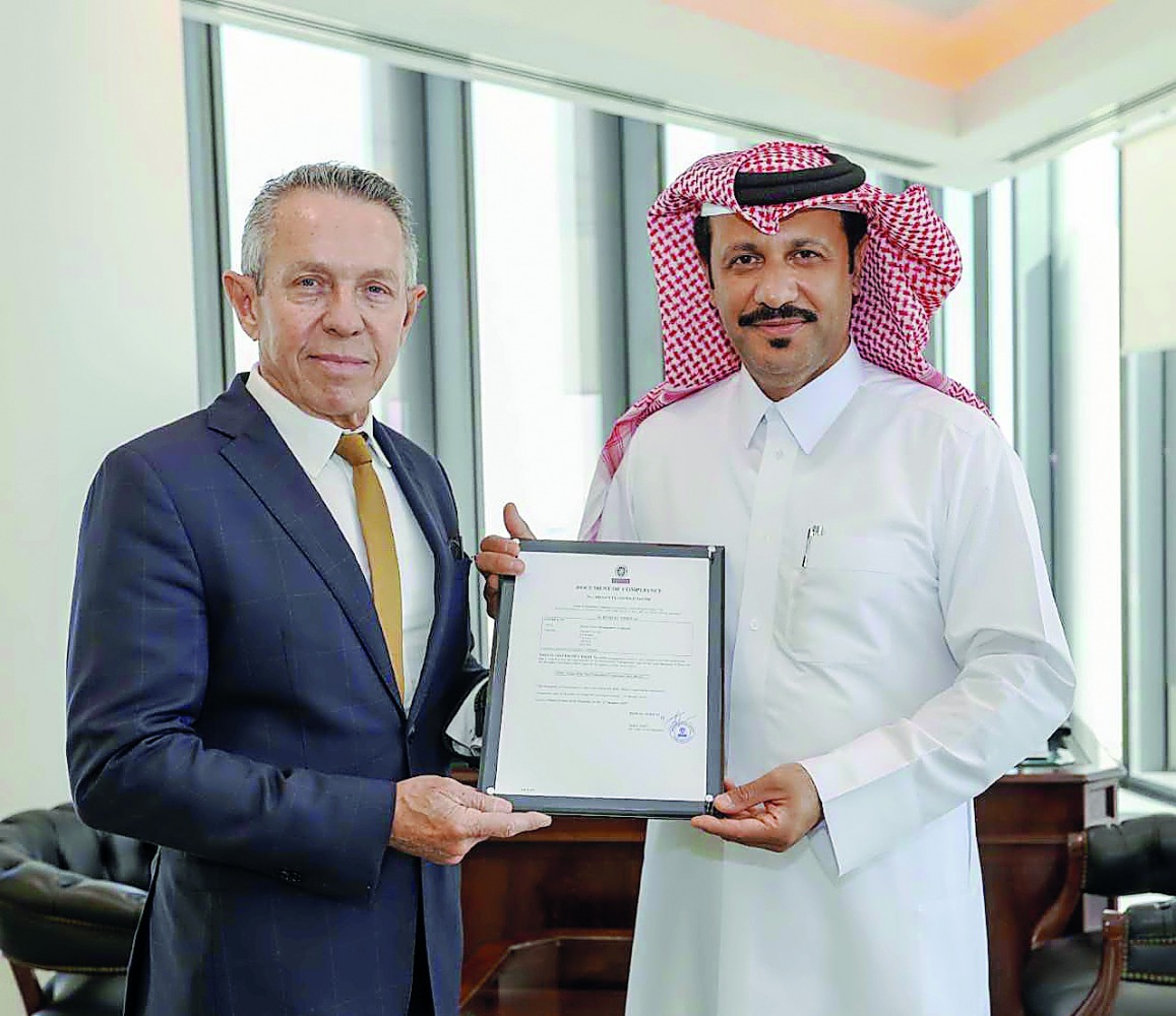 Mwani Qatar’s Chief Officer of Ports Management Nabil Al Khaldi receiving the award.