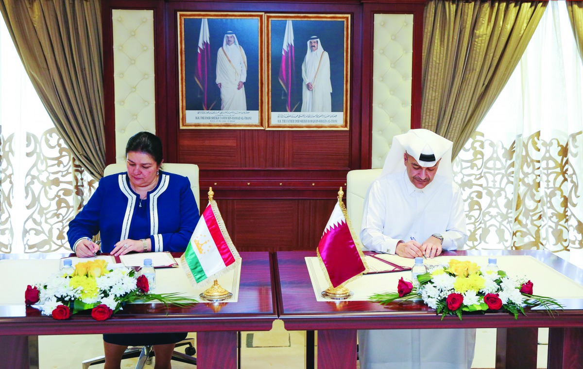 The Minister of Administrative Development, Labour and Social Affairs, H E Yousef bin Mohamed Al Othman Fakhroo, and the Minister of Labour, Migration and Employment of population of the Republic of Tajikistan, Sumangul Taghoizoda, signing the agreement. 
