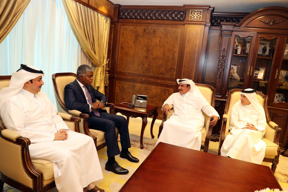 The Minister of Transport and Communications, H E Jassim bin Saif Al Sulaiti (second right); Angolan Minister of Transport, Ricardo de Abreu (second left); Akbar Al Baker (right), Group Chief Executive, Qatar Airways; and Abdulla bin Nasser Turki Al Subae