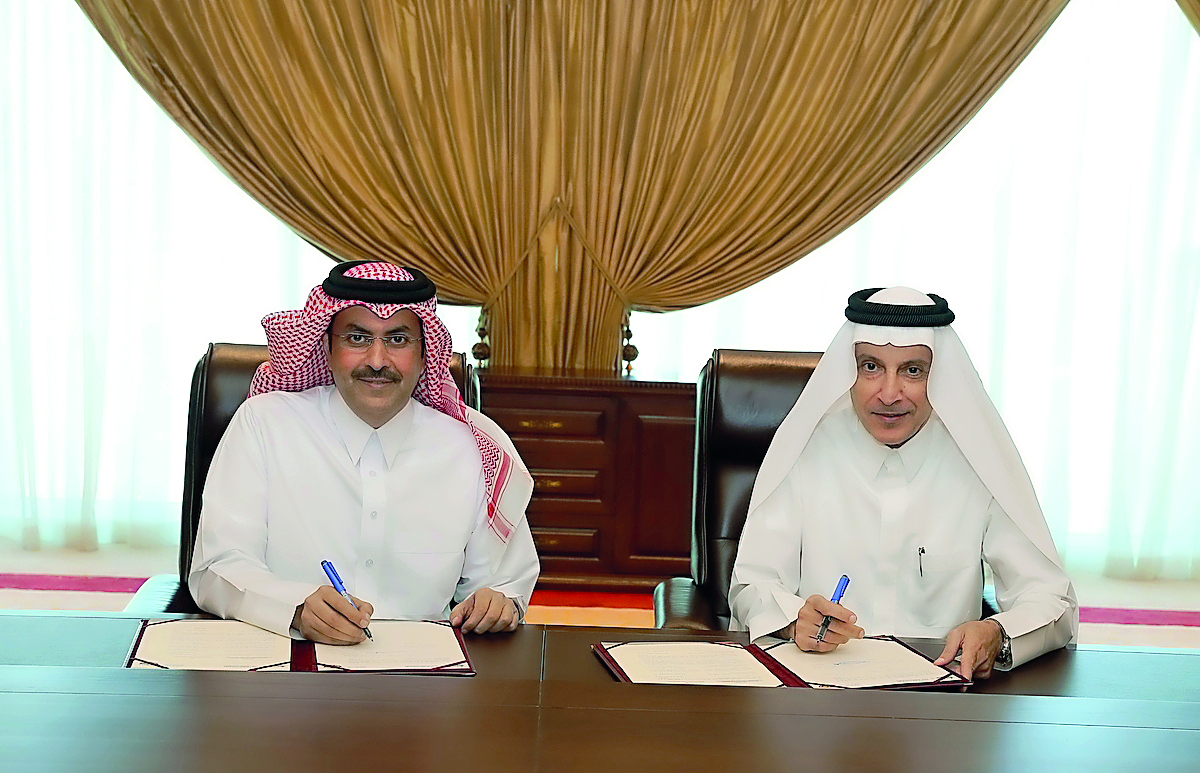 Abdulla bin Nasser Turki Al Subaey and Akbar Al Baker signing the contract on the management, operation and maintenance of Hamad International Airport (HIA).
