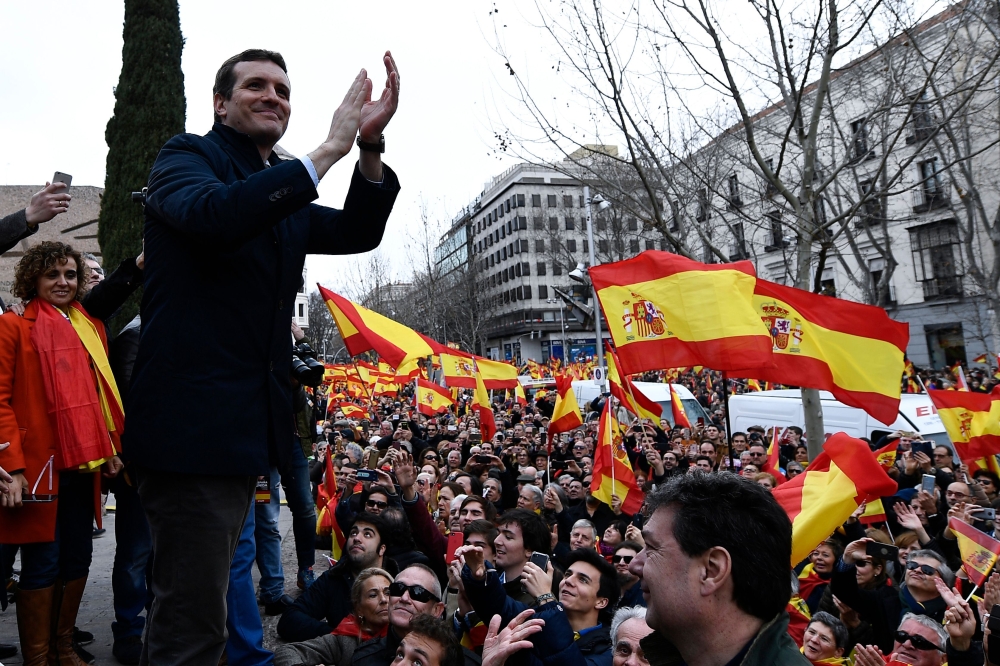 Spanish People's Party (PP) president Pablo Casado greets protesters during a demonstration in Madrid by right-wing parties on February 10, 2019. AFP / OSCAR DEL POZO
