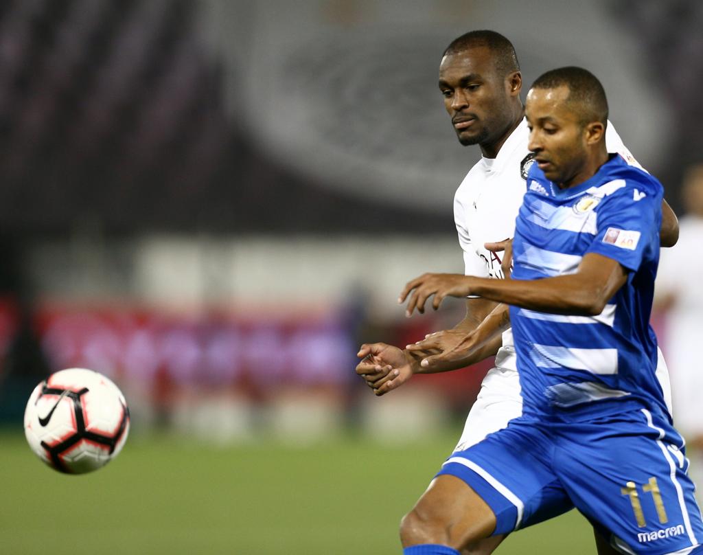Al Sadd’s Abdulkarim Hassan vies for ball possession with an Al Khor player during the QNB Stars League match at the Al Sadd Stadium yesterday.