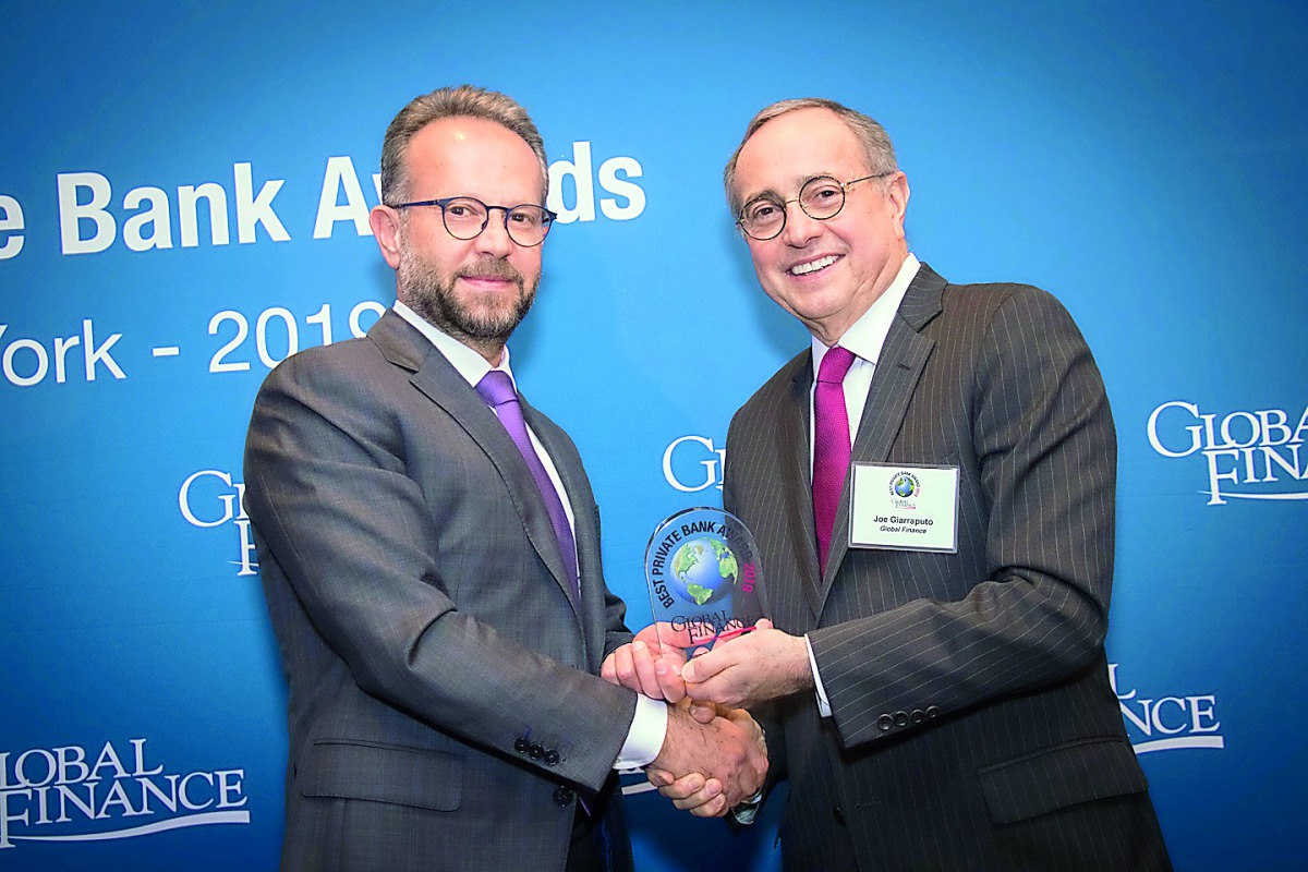 Chaouki Daher, General Manager and Head of Private Banking at ibq, receiving the award. 