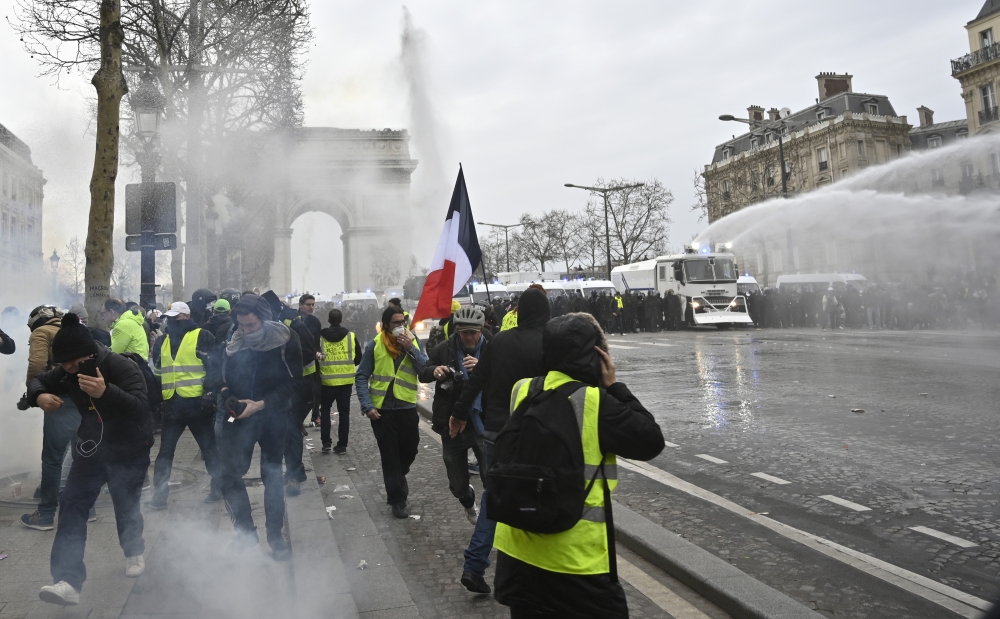 Fransa'da sar? yeleklilerin hükümetin politikalar?n? protesto etmek için düzenledi?i eylemler, 17'nci haftas?nda ba?kent Paris'te devam etti. Emniyet güçleri, Champs-Elysees Caddesi'nde toplanan eylemcilere tazyikli suyla müdahale etti. Mustafa Yalç?n - A