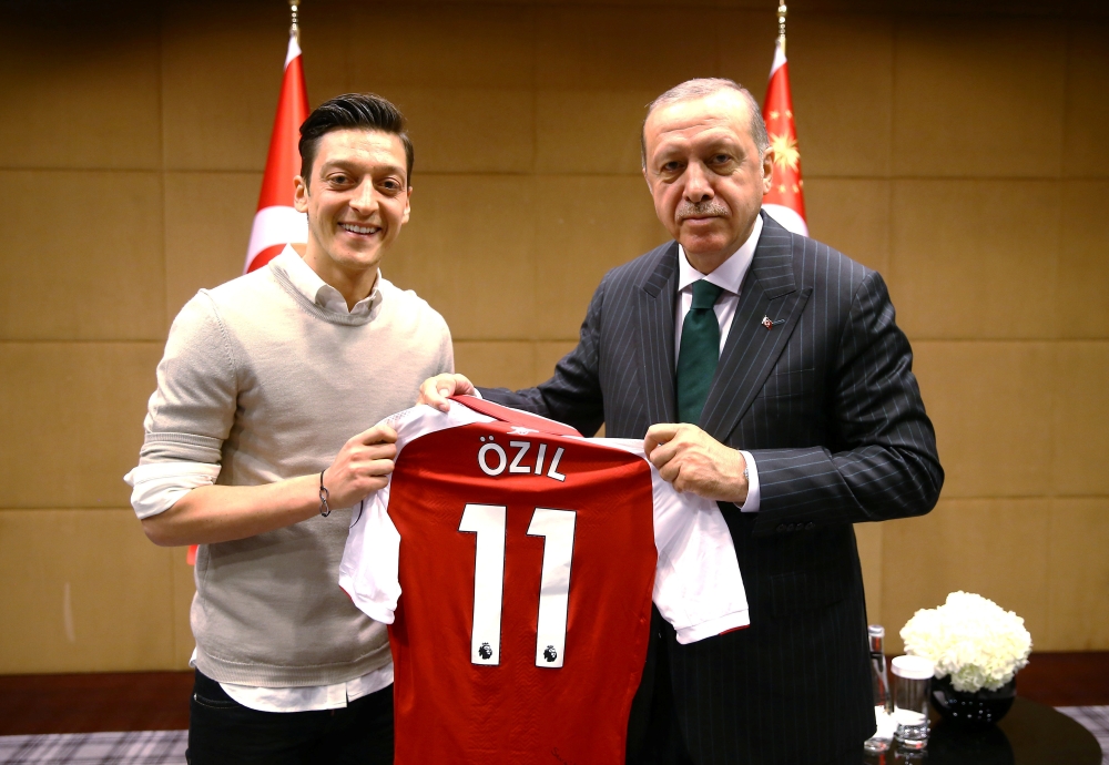 FILE PHOTO: Turkish President Tayyip Erdogan meets with Arsenal soccer player Mesut Ozil in London, May 13, 2018. (Kayhan Ozer/Presidential Palace/Reuters) 