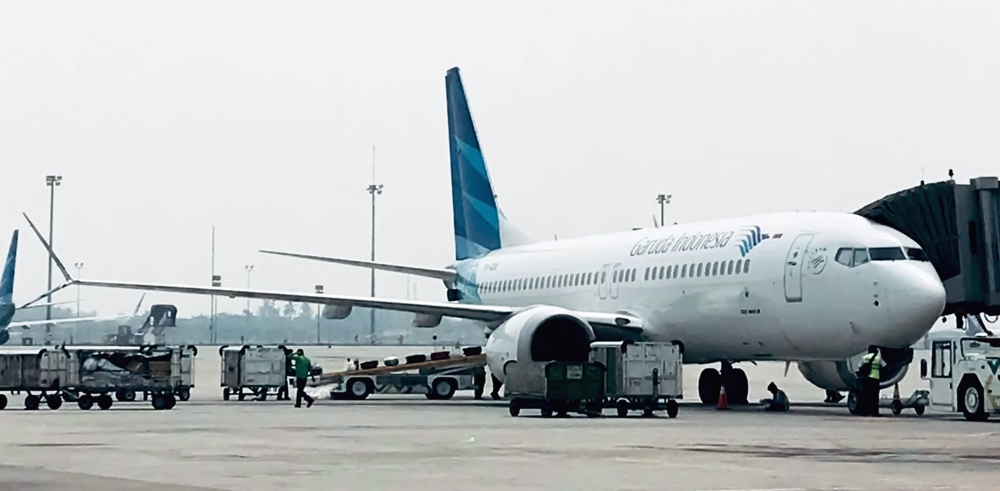 This picture taken on May 15, 2018 shows a Garuda Indonesia Boeing 737 Max 8 at Jakarta International airport in Jakarta.  / AFP / IHWAN IDAMIN HARAHAP
