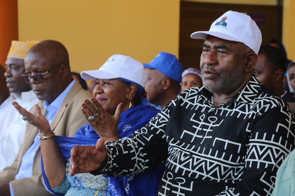 Incumbent Comoros President Azali Assoumani greets supporters in Moroni on March 27, 2019 during celebrations for his re-election.  AFP / Youssouf IBRAHIM

