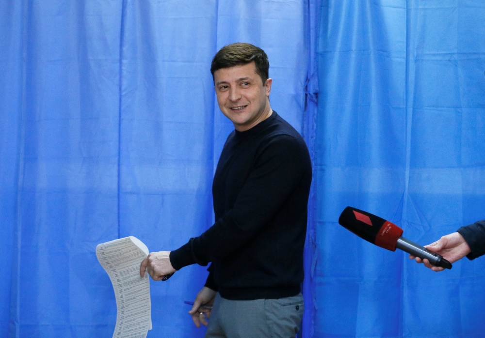 Ukrainian comic actor and presidential candidate Volodymyr Zelenskiy holds his ballot at a polling station during a presidential election in Kiev, Ukraine March 31, 2019. REUTERS/Valentyn Ogirenko