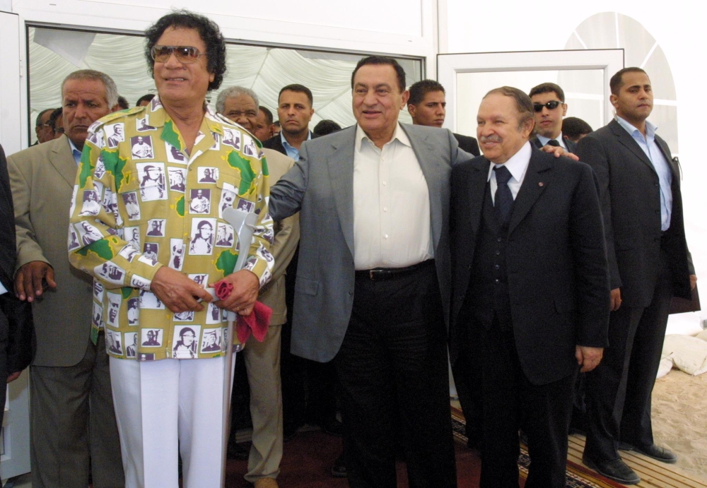 Libyan leader Moamer Kadhafi (L) with his counterparts from Egypt, Hosni Mubarak (C), and Algeria, Abdelaziz Bouteflika, after their meeting in Sirte on the Mediterranean coast east of Tripoli on August 15, 2005. AFP 