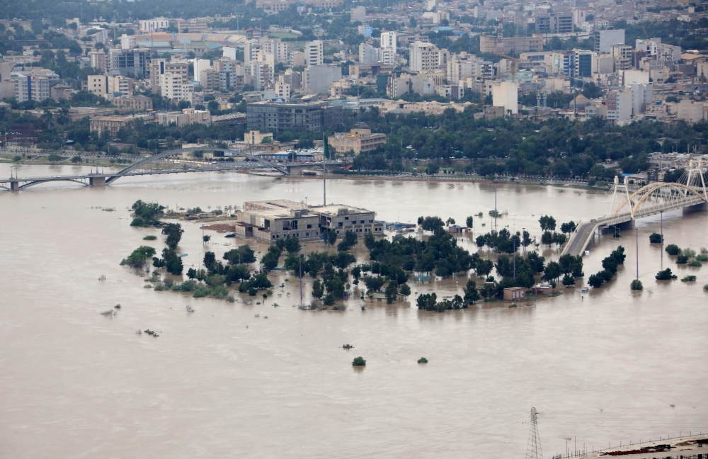 An aerial view taken on April 09, 2019 shows the Karun River which has burst its banks in Ahvaz, the capital of Iran's southwestern province of Khuzestan which has been badly affected by flooding over the past few weeks.  AFP / ATTA KENARE
