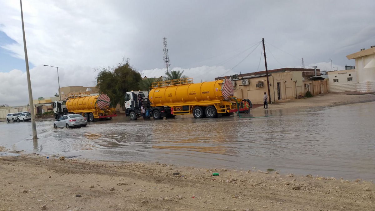 Teams of the Rainfall Emergency Committee removing rainwater at water-logged areas.