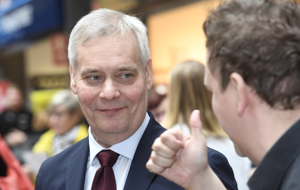 Chairman of the Finnish Social Democratic Party Antti Rinne (L) meets people during a campaign visit on the eve of the Finnish parliamentary elections on April 13, 2019, in Espoo, Finland. Finland OUT / AFP / Lehtikuva / Heikki Saukkomaa
