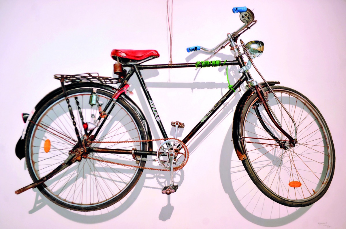 Indian artist Anjaneyulu Gundu’s hyperrealistic painting of a bicycle, one of the works on show at Fanqaar Exhibition.