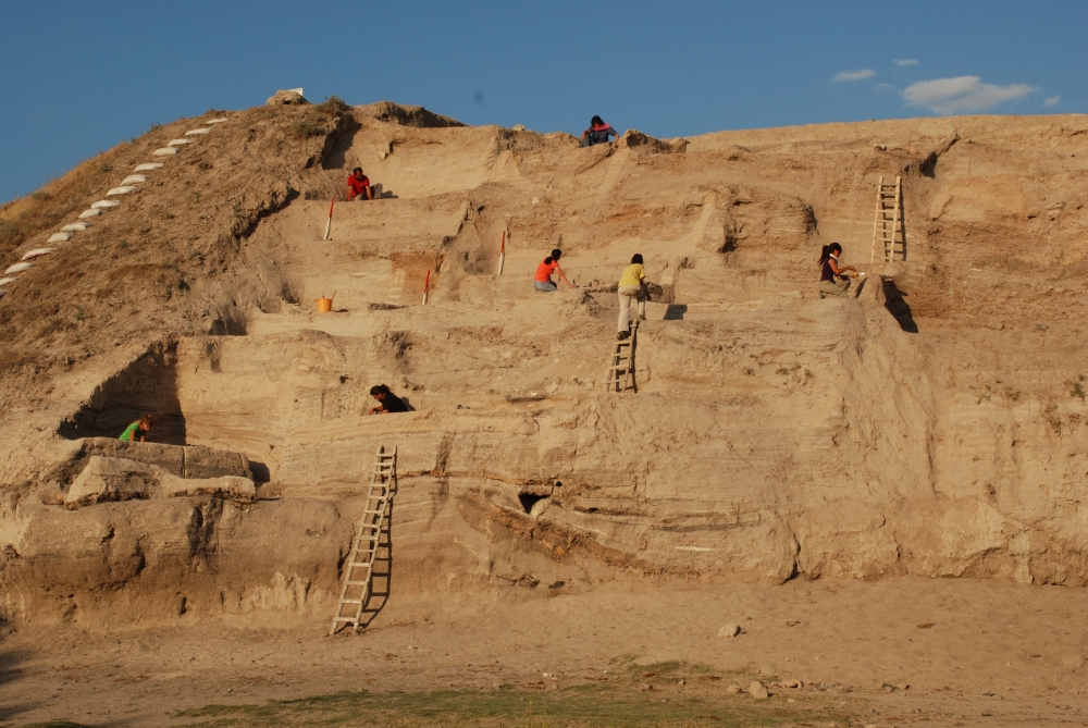 Excavations underway at Asikli Hoyuk, the site of an ancient Turkish settlement where salts left behind by animal and human urine give clues about the development of livestock herding.  AFP/Askili Research Project / Mary Stiner