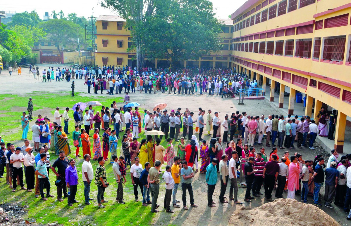 Indian voters queue up to cast their vote at a polling station in Rohini village some 27km from Siliguri in West Bengal on April 18, 2019, during the second phase of the mammoth Indian elections.  AFP / Diptendu Dutta
