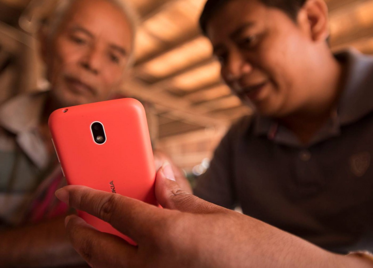 A Cambodian farmer learns how to use the MobilES app in Tmat Paelly village, Cambodia, on March 14, 2019. Thomson Reuters Foundation/Jeffrey Barbee