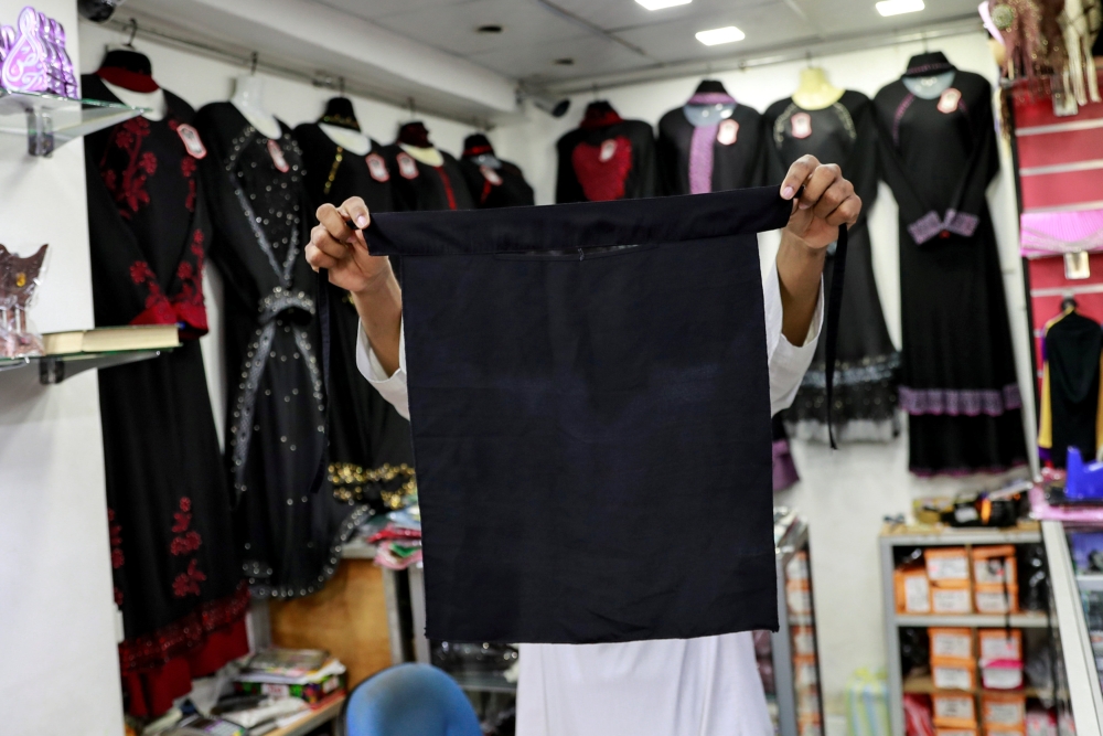 A salesman shows a full face veil, niqab, at a shop selling various kinds of coverings worn by Muslim women in Colombo, Sri Lanka, April 29, 2019. REUTERS/Danish Siddiqui