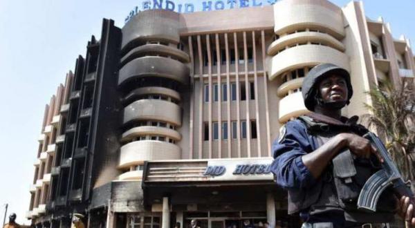FILE PHOTO: A policeman stands guard in front of Splendid Hotel in Ouagadougou, Burkina Faso, January 17, 2016. Reuters/Joe Penney