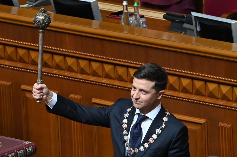 Ukraine's President Volodymyr Zelensky holds Bulava, the Ukrainian symbol of power, during his inauguration ceremony at the parliament in Kiev on May 20, 2019. AFP / Genya Savilov