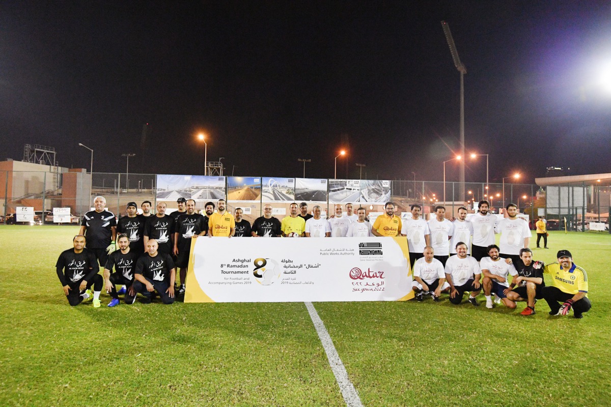 Dr Saad bin Ahmed Al Muhannadi, President of Ashghal, with players and officials during the honouring ceremony.  