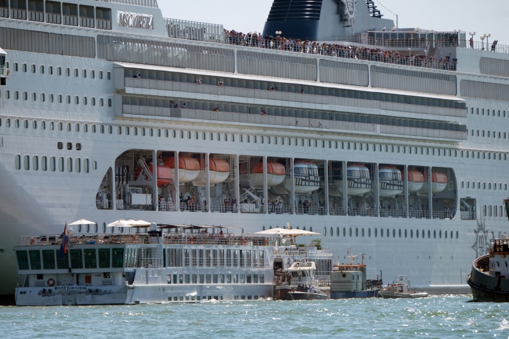 MSC cruise ship loses control and crashes against a smaller tourist boat at the San Basilio dock in Venice, Italy June 2, 2019. REUTERS/Manuel Silvestri