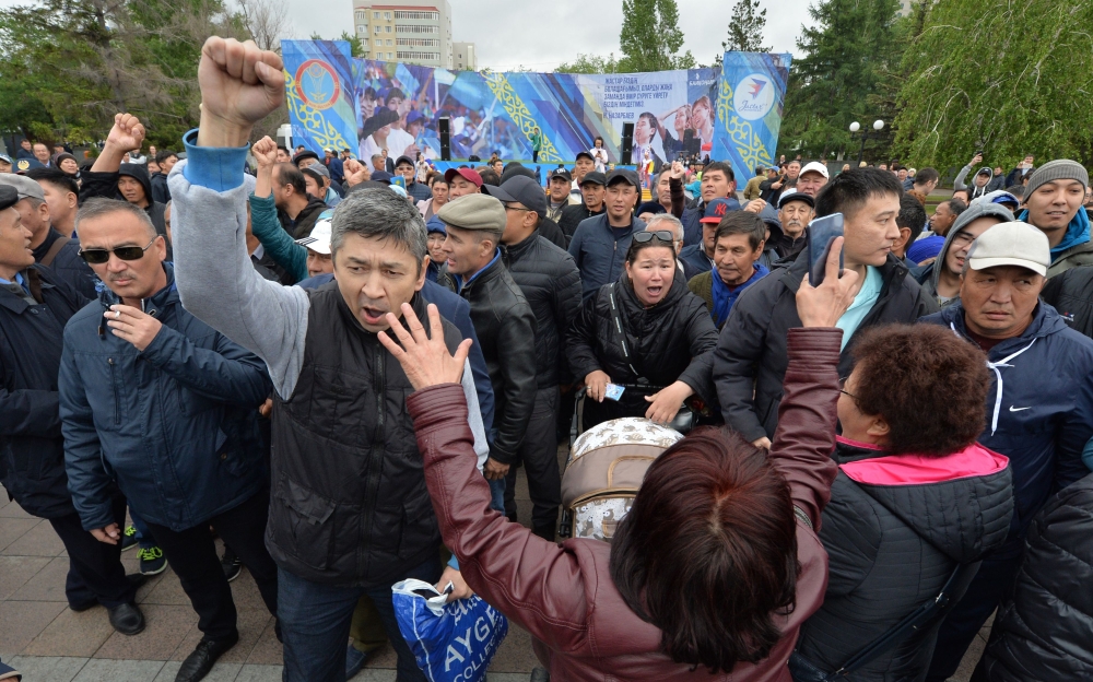 Opposition supporters rally during Kazakhstan's presidential elections in Nur-Sultan on June 9, 2019. / AFP / VYACHESLAV OSELEDKO
