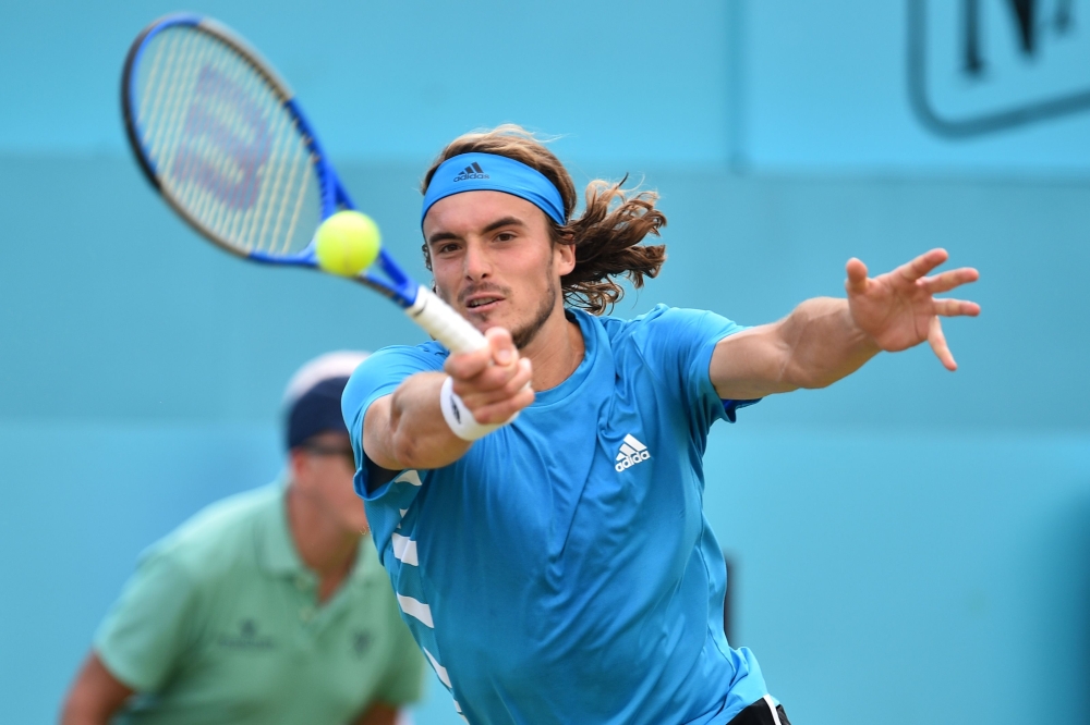 Greece's Stefanos Tsitsipas returns to Canada's Felix Auger Aliassime during their men's singles quarter final tennis match at the ATP Fever-Tree Championships tournament at Queen's Club in west London on June 21, 2019. / AFP / Glyn Kirk 