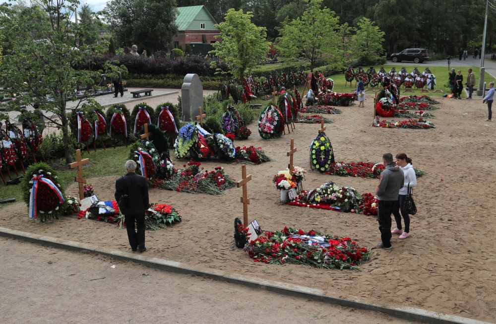 People attend the funeral of Russian sailors, who were recently killed in a fire on a secret nuclear research submarine in the area of the Barents Sea, at Serafimovskoye cemetery in Saint Petersburg, Russia July 6, 2019. (REUTERS/Anton Vaganov)