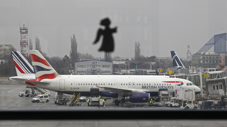 A British Airways airplane waits on the tarmac for a flight to Heathrow airport in Britain, at Otopeni international airport near Bucharest January 1, 2014 (Reuters) 