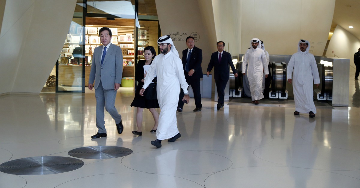 The Prime Minister of the Republic of South Korea, Lee Nak-yeon, and his accompanying delegation visiting the National Museum of Qatar (NMoQ), where he was given detailed explanations of the treasures of NMoQ.
