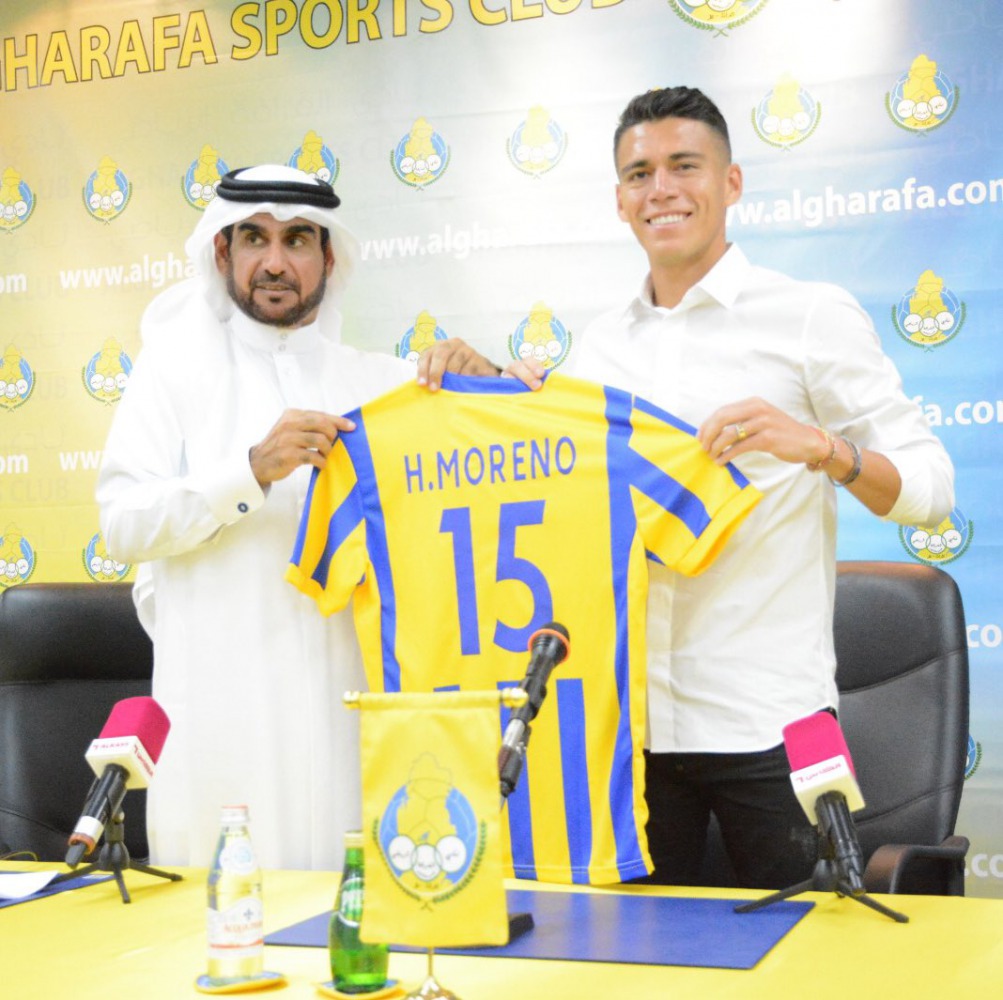 Mexican international Hector Moreno holding his Al Gharafa jersey with a club official during a press conference yesterday. 