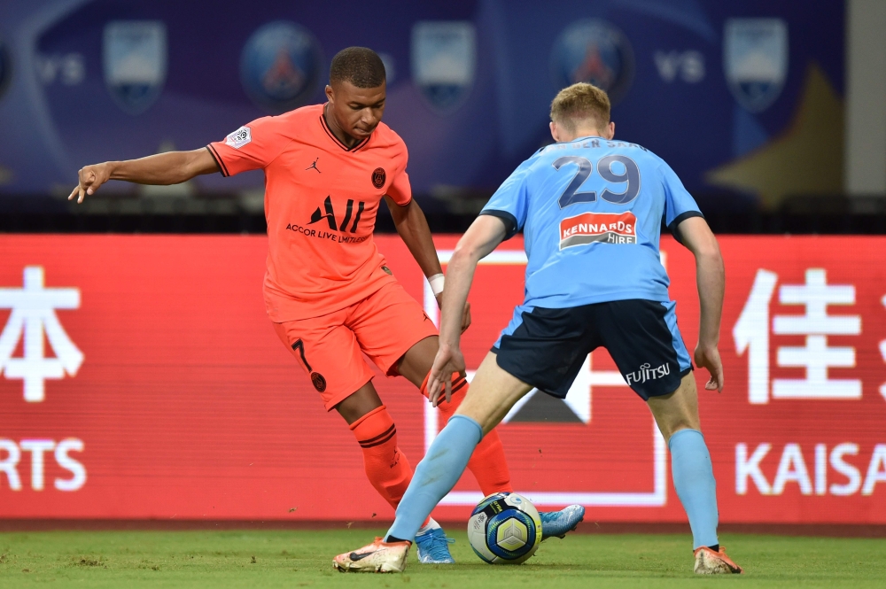 Paris Saint Germain's Kylian Mbappe (L) fights for the ball with Sydney FC's Harry Van Der Saag (R) at Suzhou Olympic Sports Center Stadium during the International Super Cup in Suzhou, Jiangsu province on July 30, 2019. (AFP / HECTOR RETAMAL)