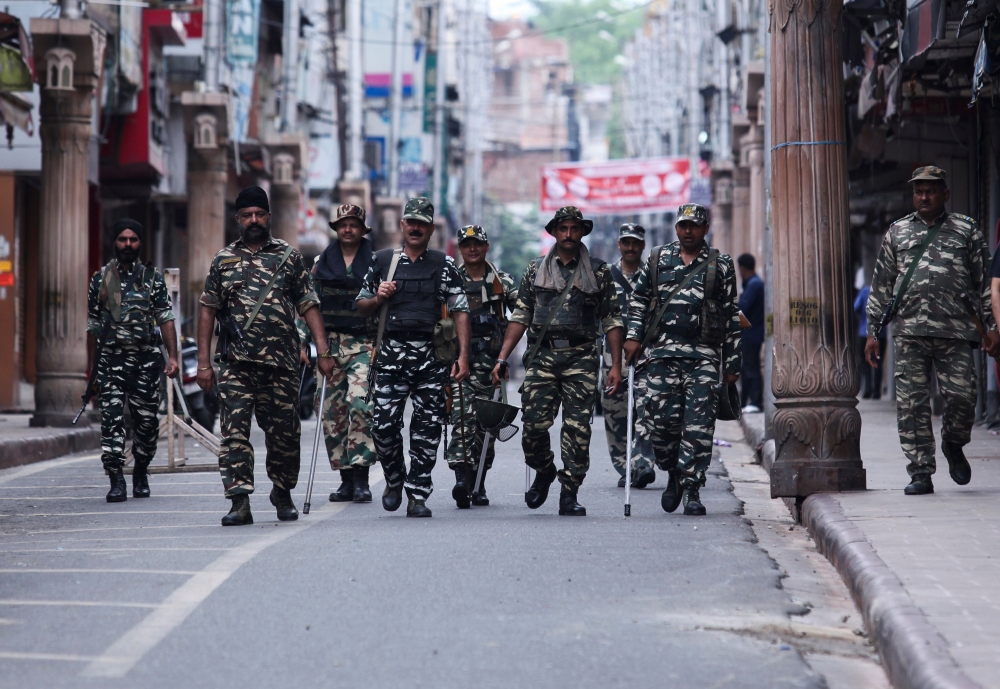 Security personnel patrol along a street in Jammu on August 6, 2019.  / AFP / Rakesh BAKSHI 