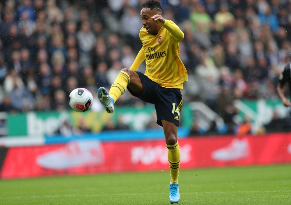 Arsenal's Pierre-Emerick Aubameyang scores their first goal (REUTERS/Scott Heppell)