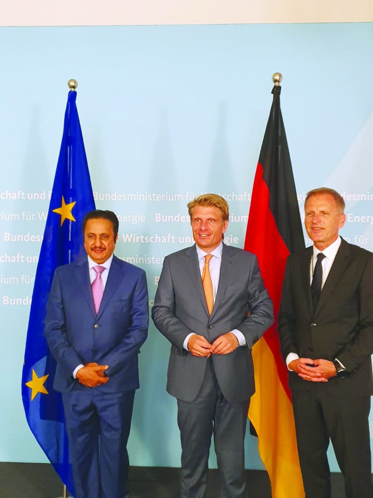 Qatar Chamber Chairman Sheikh Khalifa bin Jassim Al Thani (left), Germany’s Member of Ministries Council and Parliamentary State Secretary at the Federal Ministry for Economic Affairs and Energy, Thomas Bareiss (centre), and an official posing for a pictu