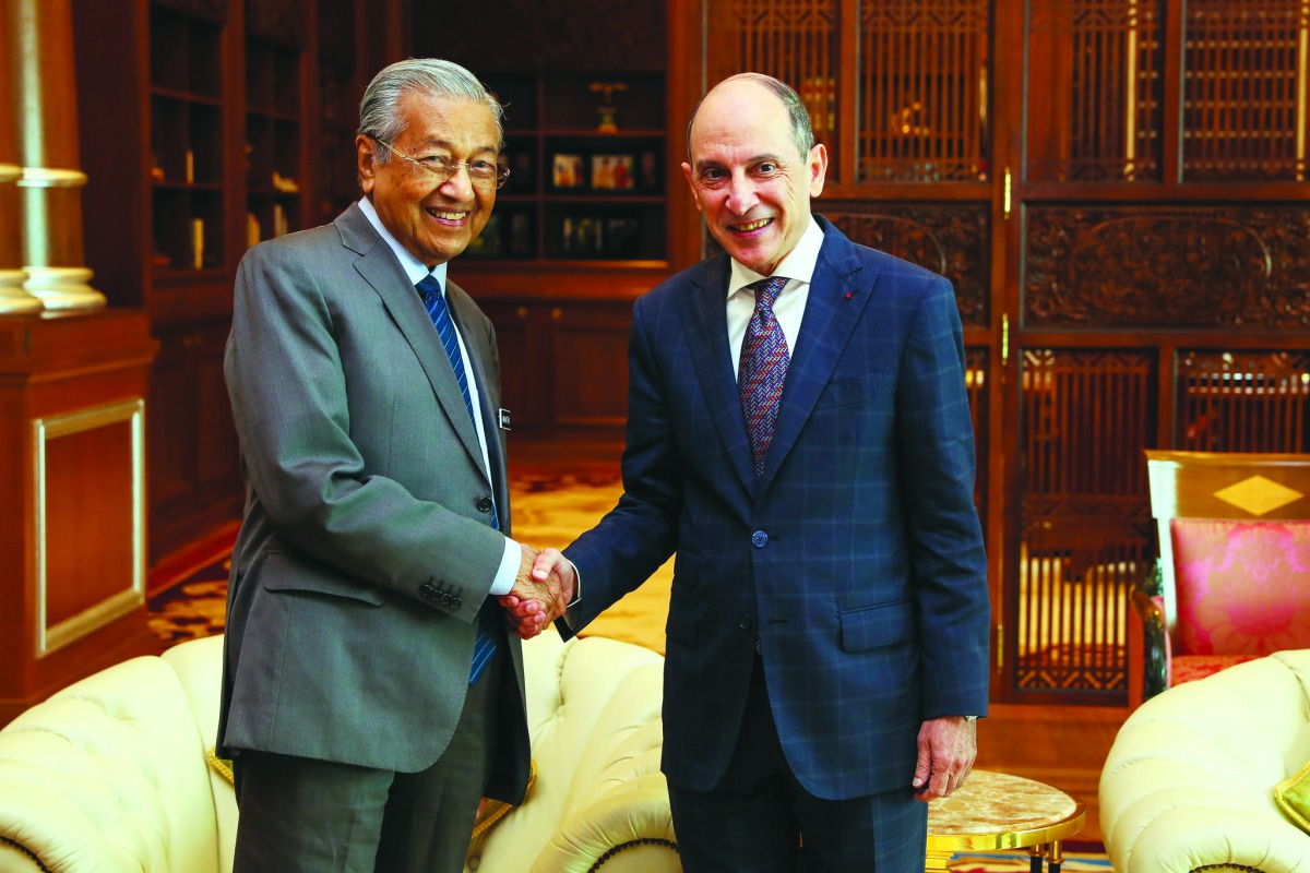 Qatar Airways Group Chief Executive Akbar Al Baker (right) meets with Malaysian Prime Minister Dr. Mahathir Mohamad.