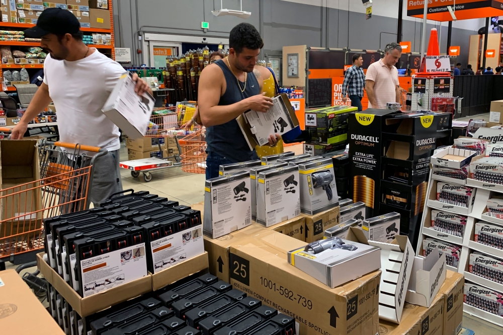 Residents stock up with supplies at Home Depot in Miami on August 29, 2019, ahead of Hurricane Dorian's landfall.  AFP / Eva Marie Uzcategui 