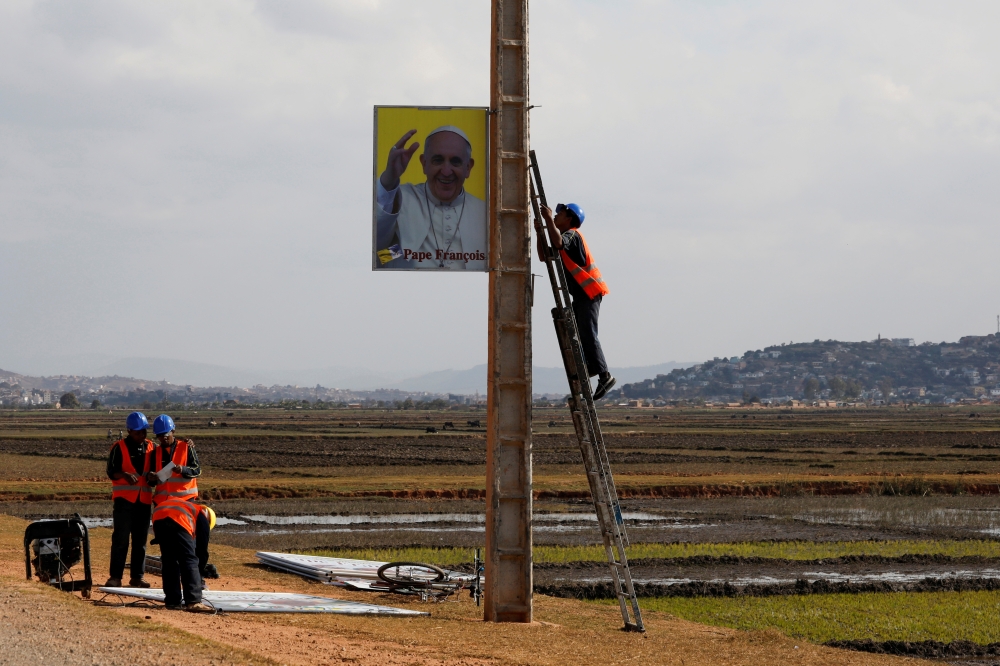 Municipal workers hang the portrait of Pope Francis ahead of his visit to Madagascar, in Antananarivo, Madagascar, September 4, 2019. Reuters/Baz Ratner