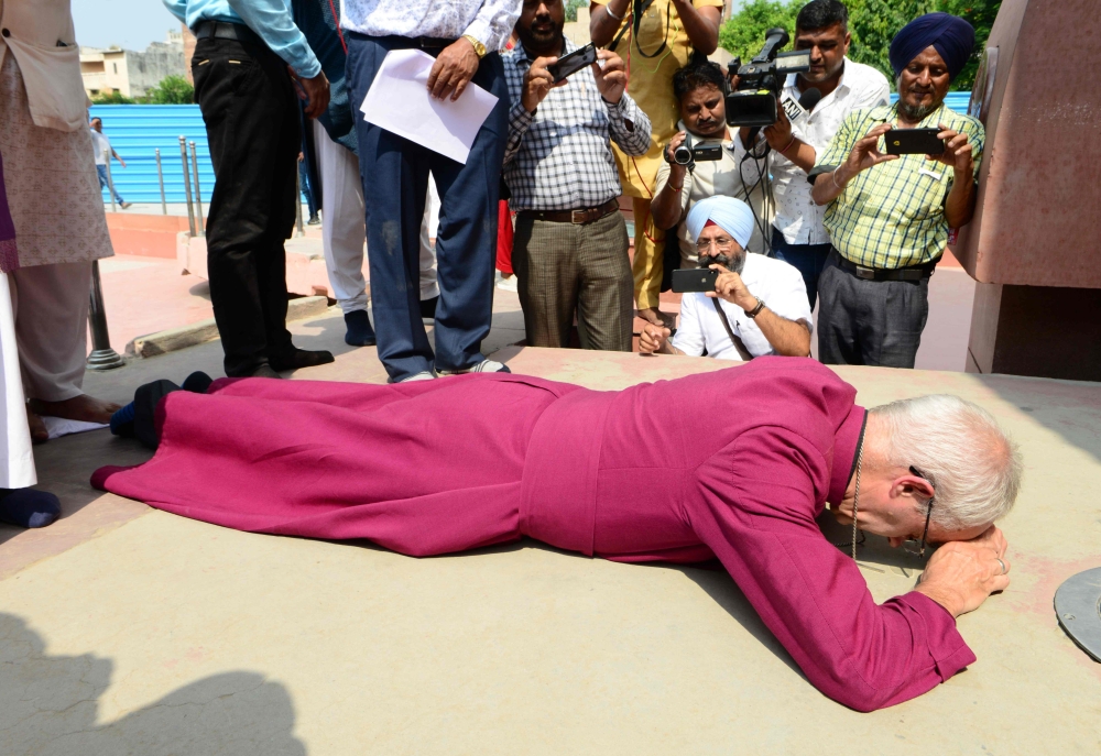 Archbishop of Canterbury Justin Portal Welby pays tribute to the martyrs at the Jallianwala Bagh martyrs memorial in Amritsar on September 10, 2019. / AFP / NARINDER NANU