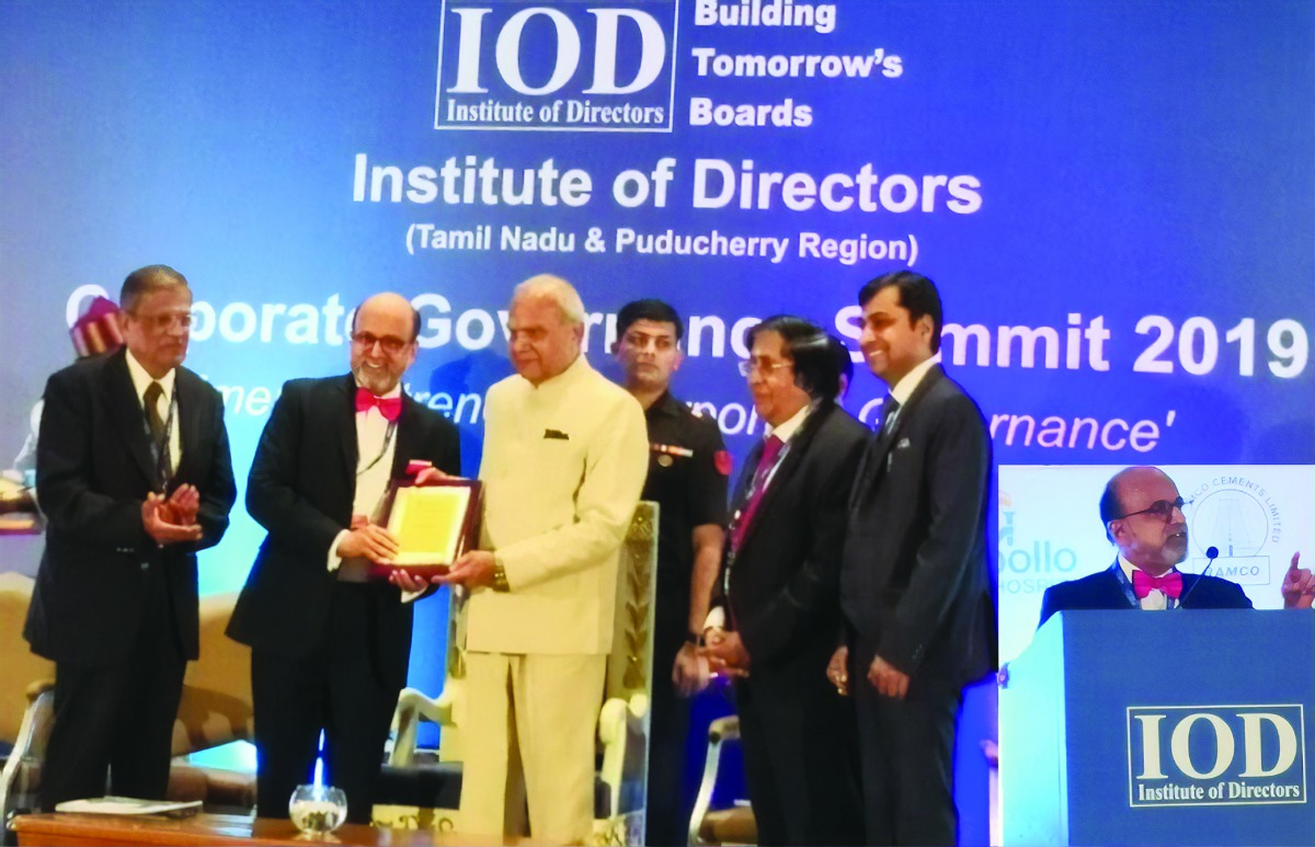 Dr. R Seetharaman, CEO of Doha Bank, receiving the professional excellence award at the event.