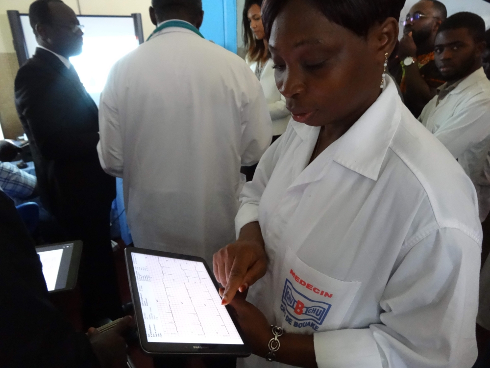 An Ivorian doctor uses a tablet computer in Bouake hospital's trailblazer telemedicine departement for heart diseases, in Bouake on June 20, 2019.  AFP / David Esnault