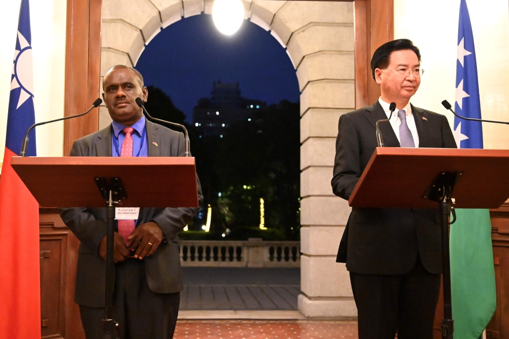 Taiwan's Foreign Minister Joseph Wu (R) takes part in a press conference with Solomon Islands' Foreign Minister Jeremiah Manele (L) at the Taipei Guest House in Taipei on September 09, 2019 . AFP / Sam Yeh 