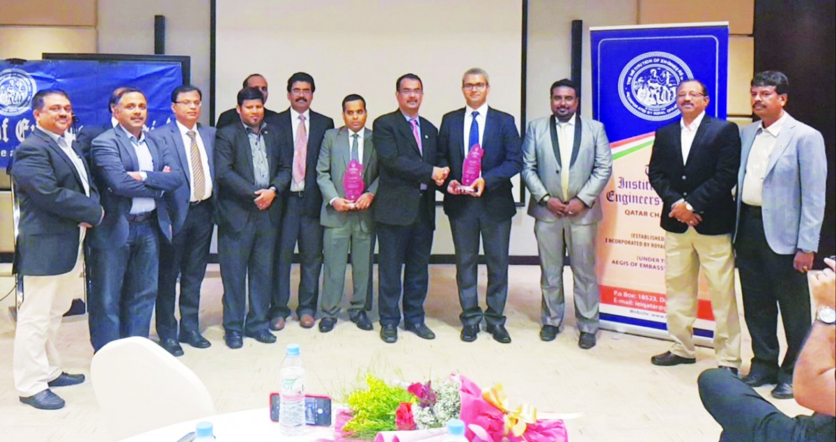 The Chairman of IEI Qatar Chapter, Eng. Abdul Sathar, presenting mementos to keynote speakers, Eng, Vikash Sananda and Dr. Yagnesh Gohil.