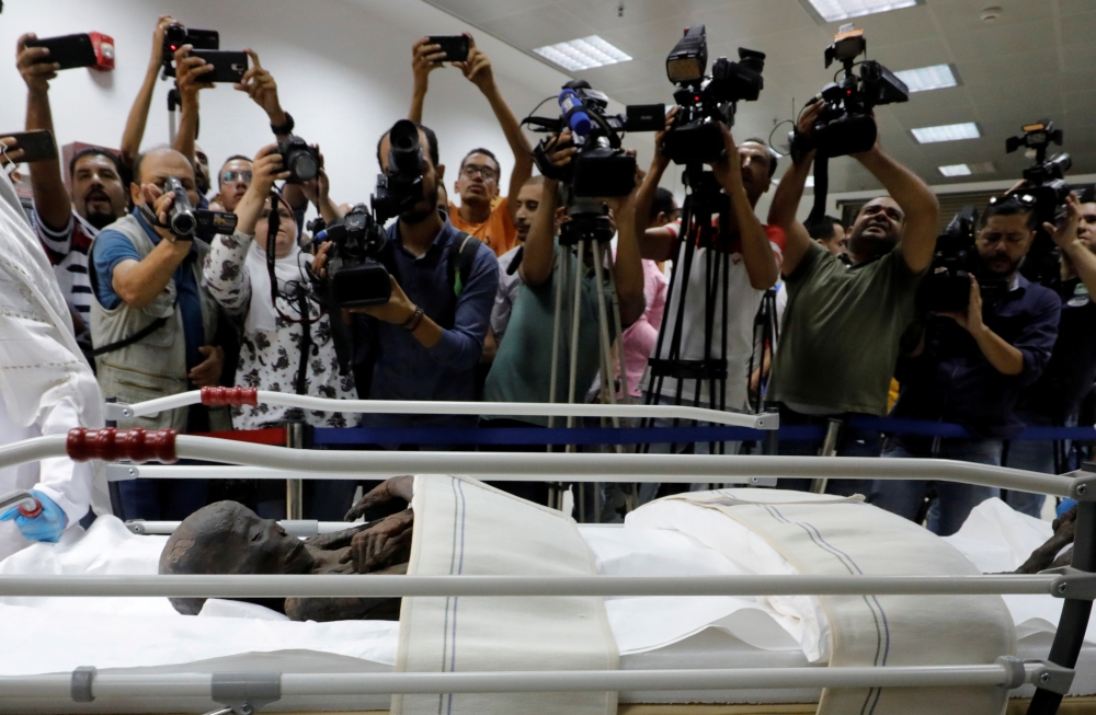 Media members are seen in front of pharaonic mummy of Sennedjem after it was removed from coffin at the National Museum of Egyptian Civilization in Cairo, September 21, 2019. Reuters/Amr Abdallah 