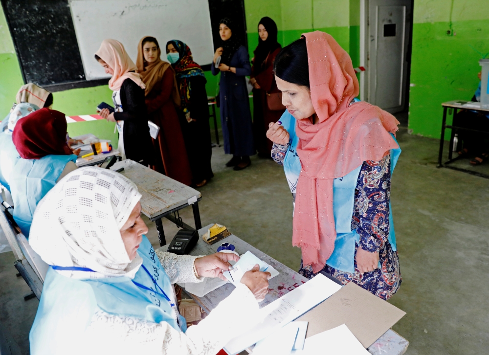 Afghan women arrive to cast their votes in the presidential election in Kabul, Afghanistan September 28, 2019. REUTERS/Mohammad Ismail