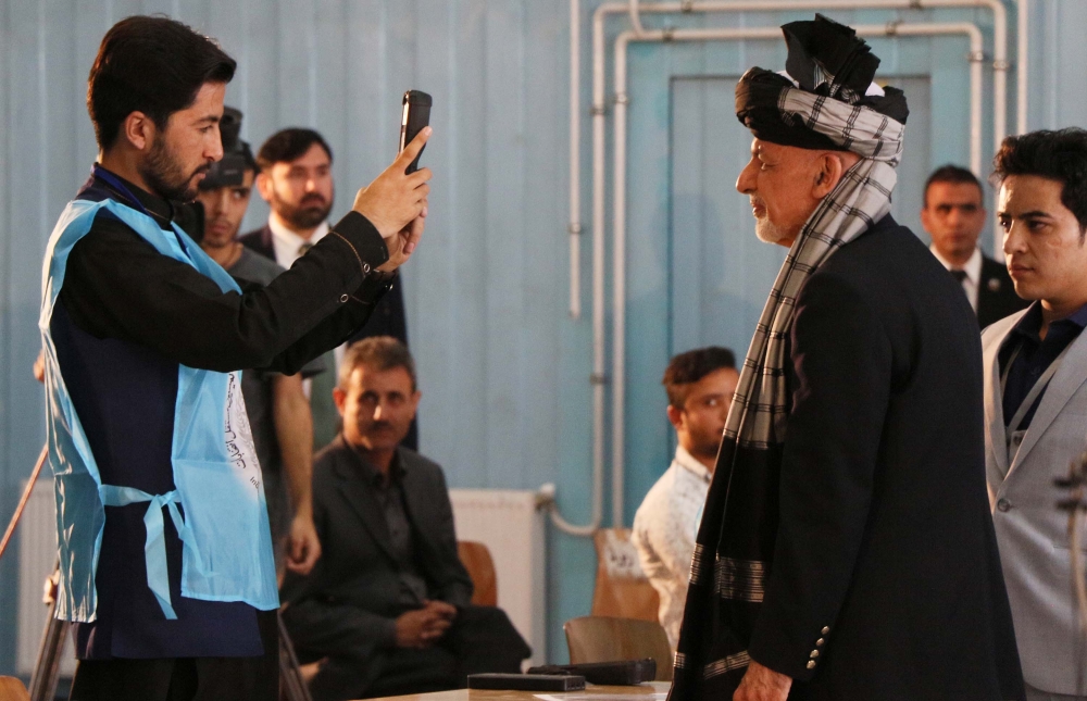 Afghan President Ashraf Ghani (R) casts his vote at a polling station during the presidential elections in Kabul, Afghanistan on September 28, 2019. Haroon Sabawoon - Anadolu